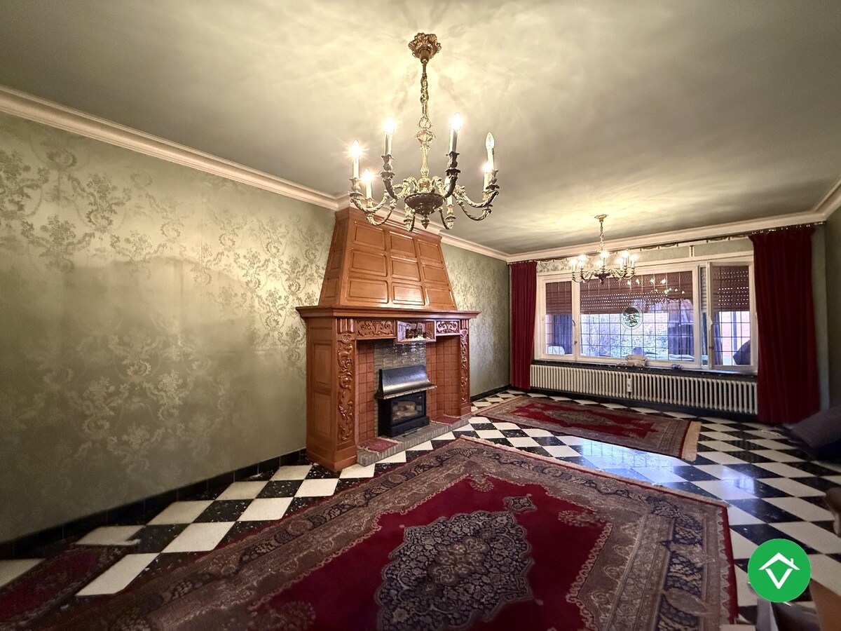 Karaktervolle, stevige woning met 4 slaapkamers, tuin en garage in centrum Roeselare 