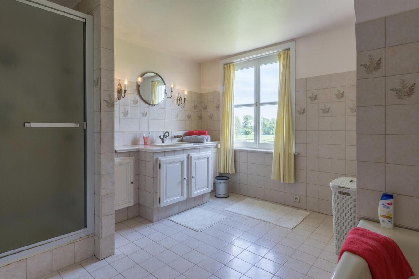 Exclusief landhuis met bijbouw op uniek natuurdomein 