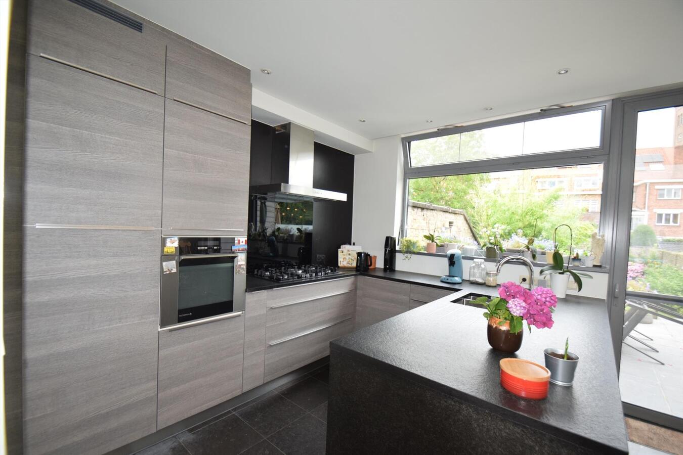 Kwalitatief gerenoveerde, ruime 4-slpk-woning met toffe stadstuin op Christus-Koning 