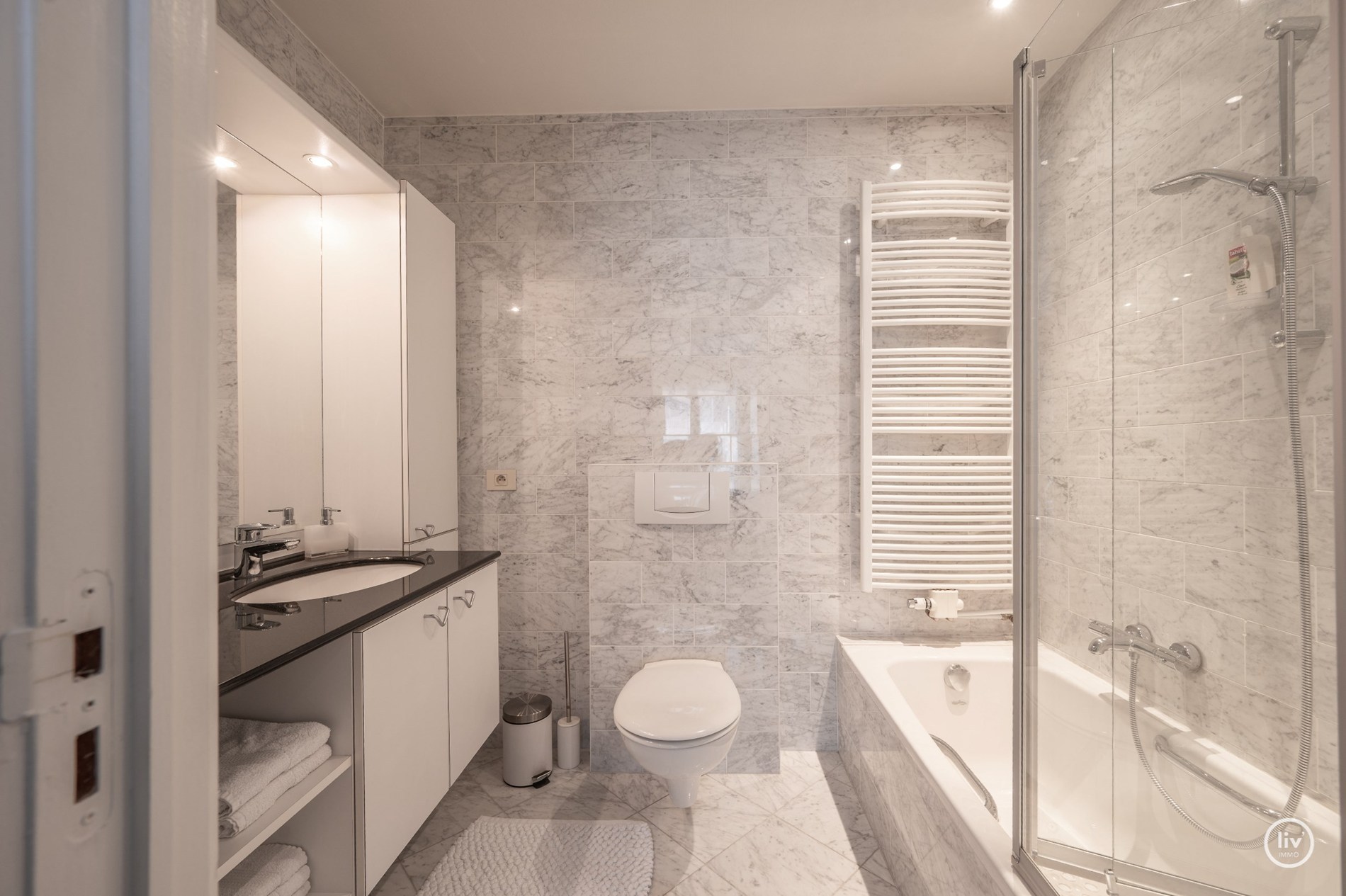 Aangenaam appartement met groot zonneterras gelegen in een rustige zijstraat van de Dumortierlaan. 