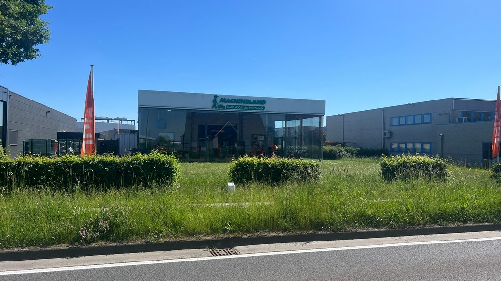 Industrieel bedrijfspand te huur langs N70 in Lochristi