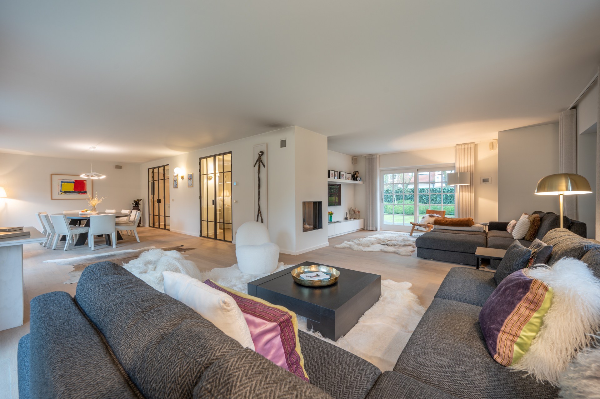 Villa exclusive entièrement meublée avec 5 chambres, piscine et double garage - emplacement prestigieux et calme près du Zoute. 