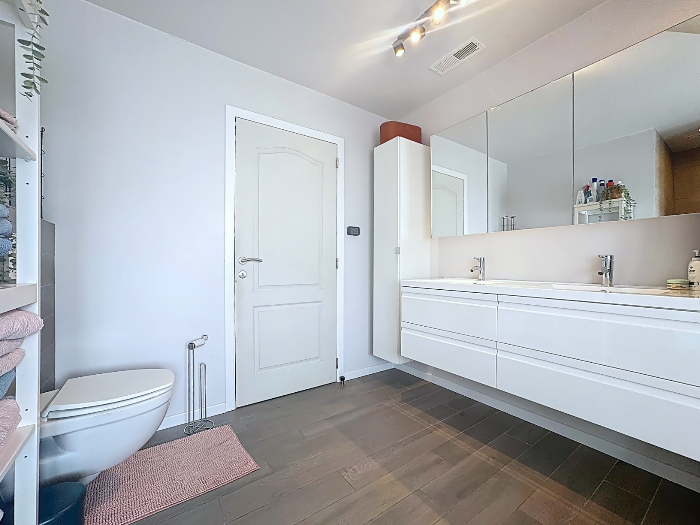 Ruime en recente halfopen bebouwing met 3 volwaardige slaapkamers 