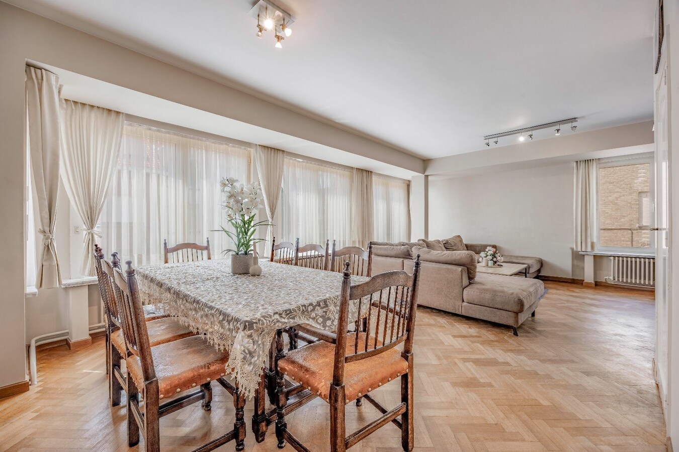 Instapklare, lichtrijke bel-etage woning met ruime garage en terras op centrale ligging 