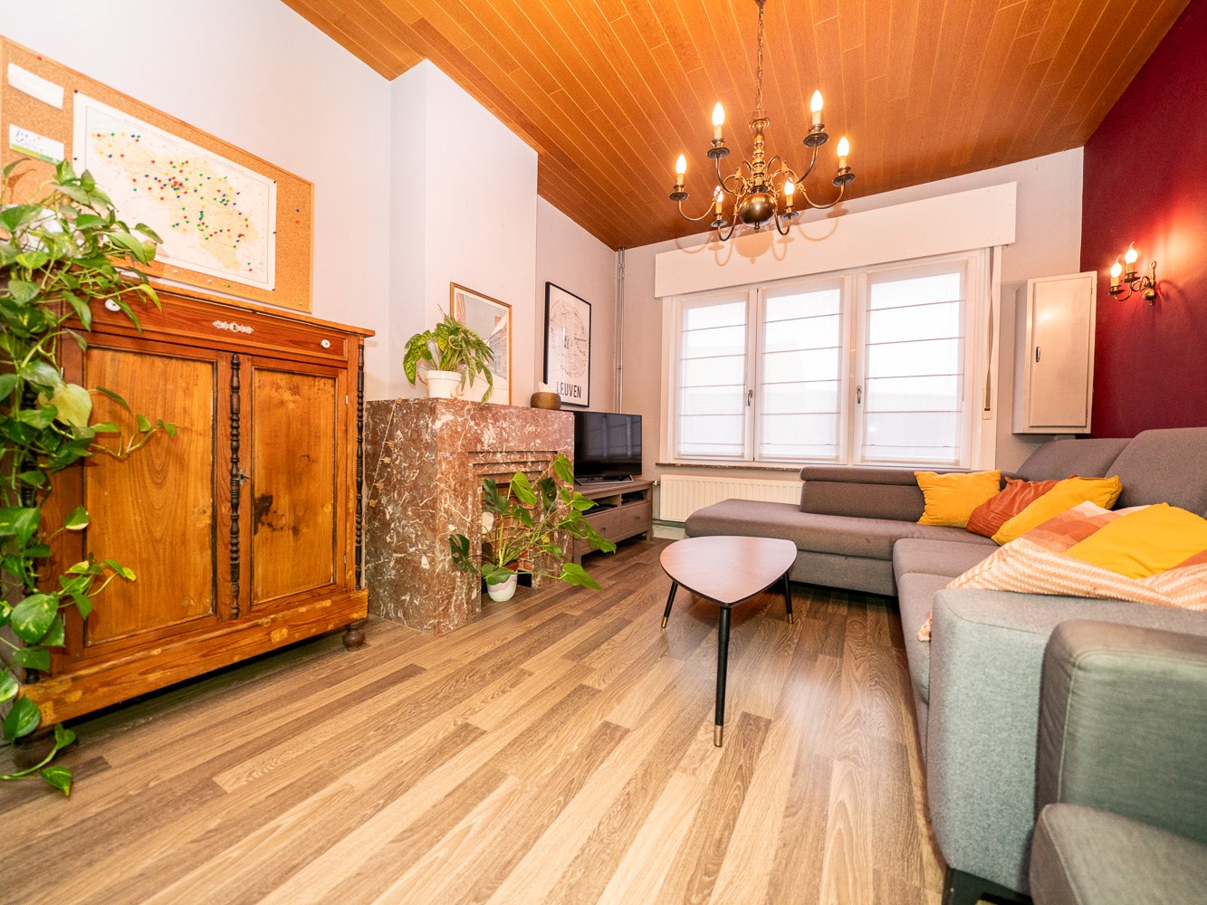 Volledige gerenoveerde 3-gevel woning 