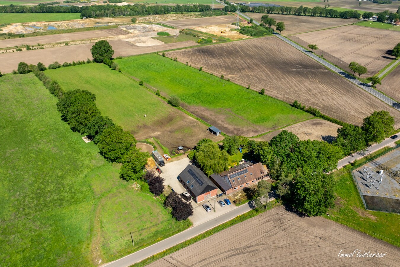 Goed gelegen langgevelhoeve met paardenstallen op ca. 3,5 ha. 