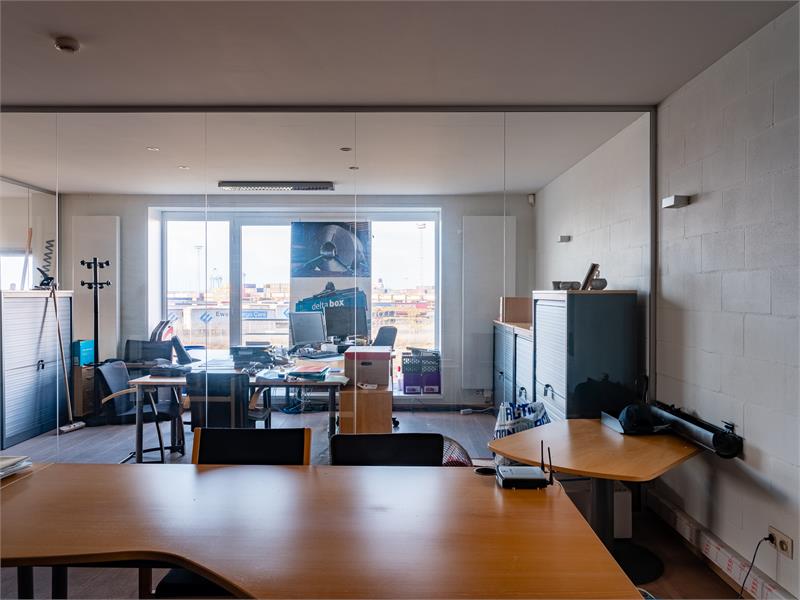 Bedrijfsgebouw met burelen en opslagruimte. 