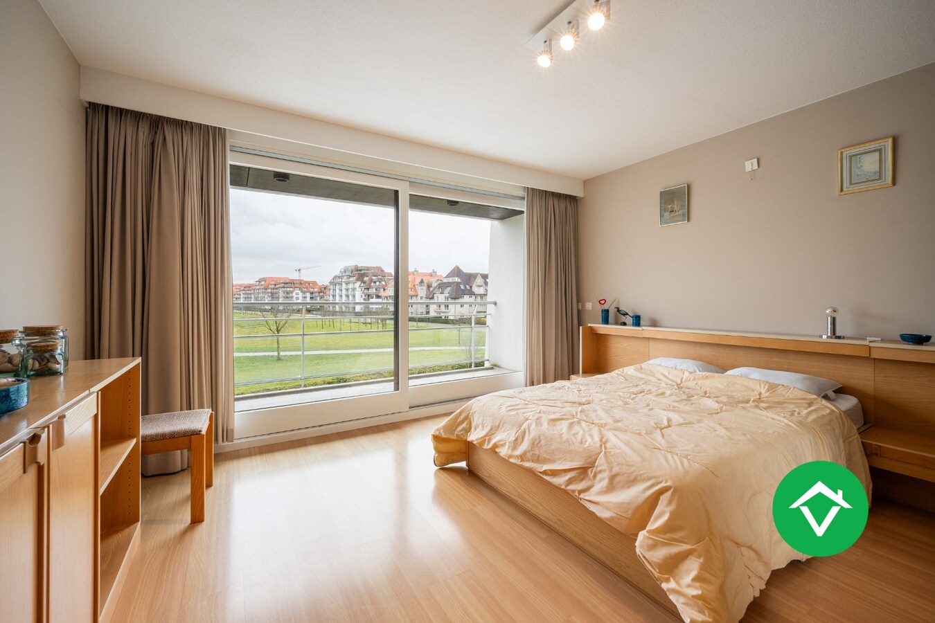 Instapklaar appartement met 2 slaapkamers en grote garage te Nieuwpoort 