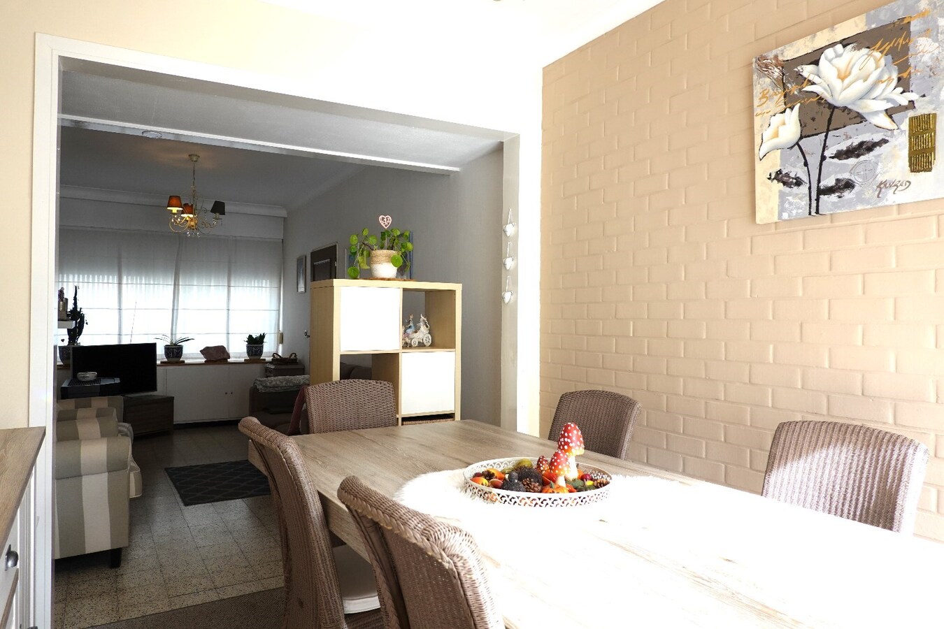 Op te frissen rijwoning in hartje Gistel 