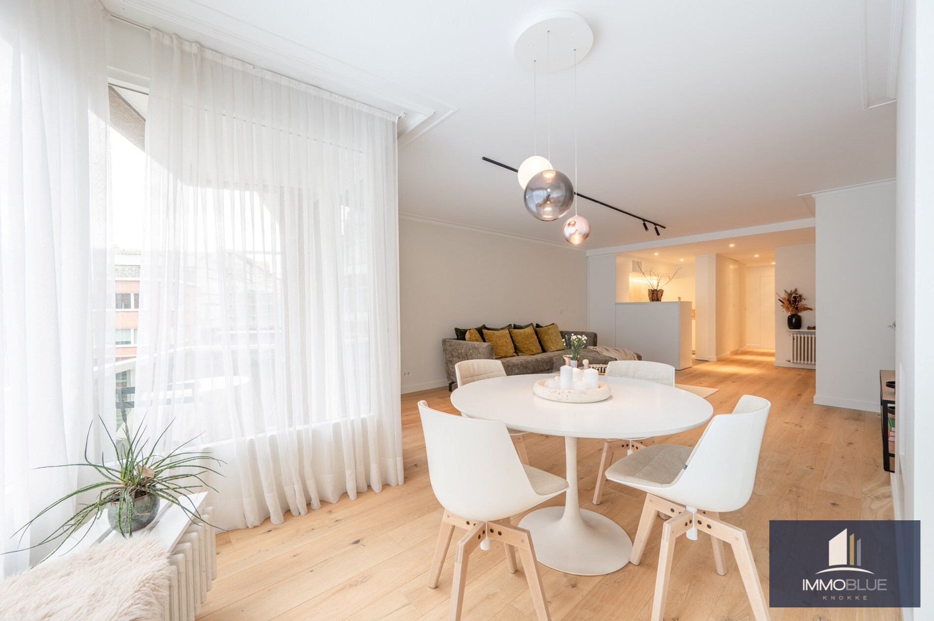 Stijlvol en volledig gerenoveerd appartement op wandelafstand van zee en het commerciële centrum. 