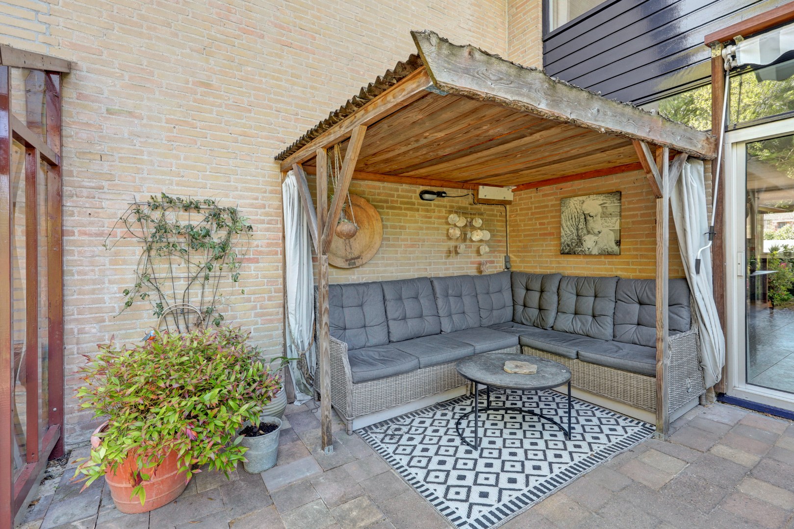 Goed onderhouden geschakelde  5-kamer woning, instapklaar, parkeerplaats, berging, zonnige tuin en gelegen in de zeer kindvriendelijke wijk Ommoord. 