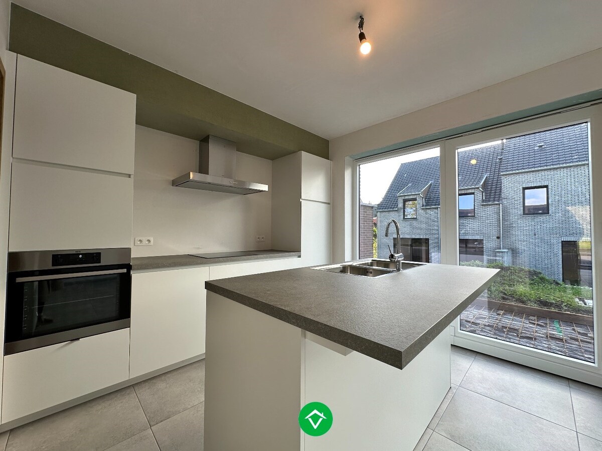 Moderne en lichtrijke nieuwbouwwoning met drie slaapkamers te Handzame (Kortemark) 