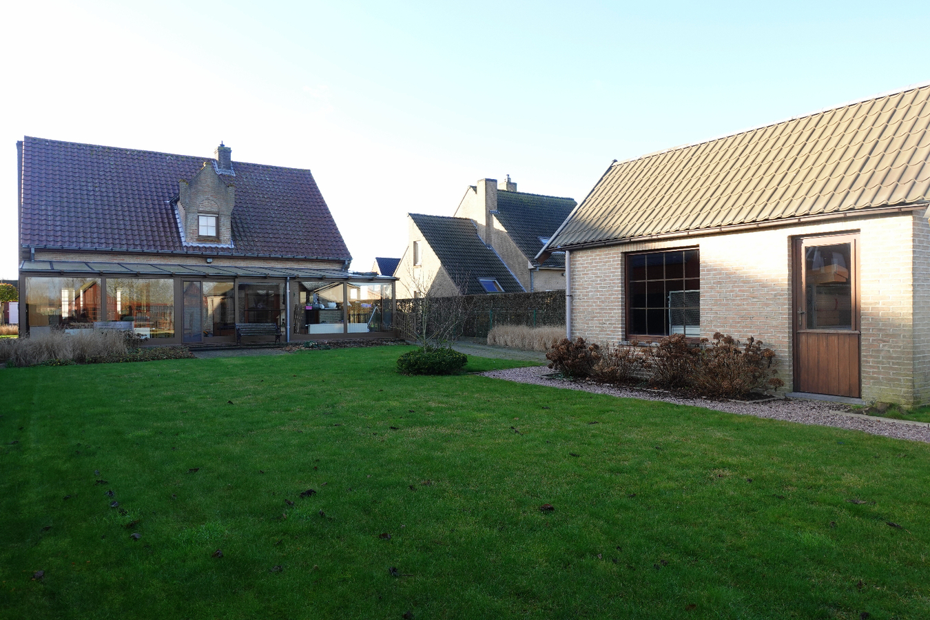 Charmante woning met 2 garages 