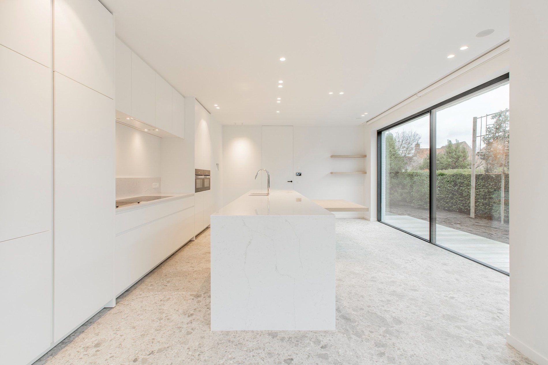 À LOUER : Villa de construction récente et élégante de 2021 alliant confort contemporain et grands volumes de vie, située dans un emplacement exceptionnel à proximité du centre de Knokke-Heist. 