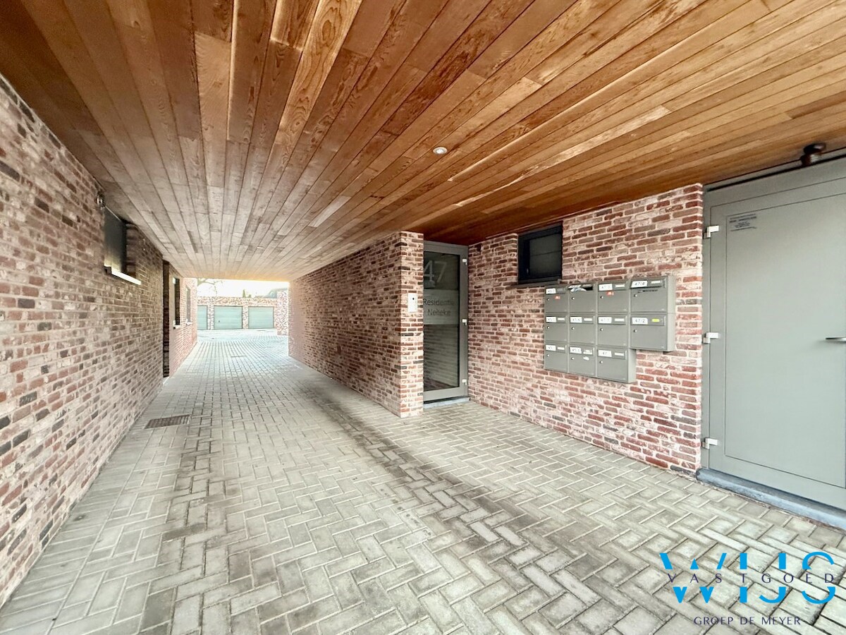 Instapklaar appartement met garage te Oosteeklo ! 