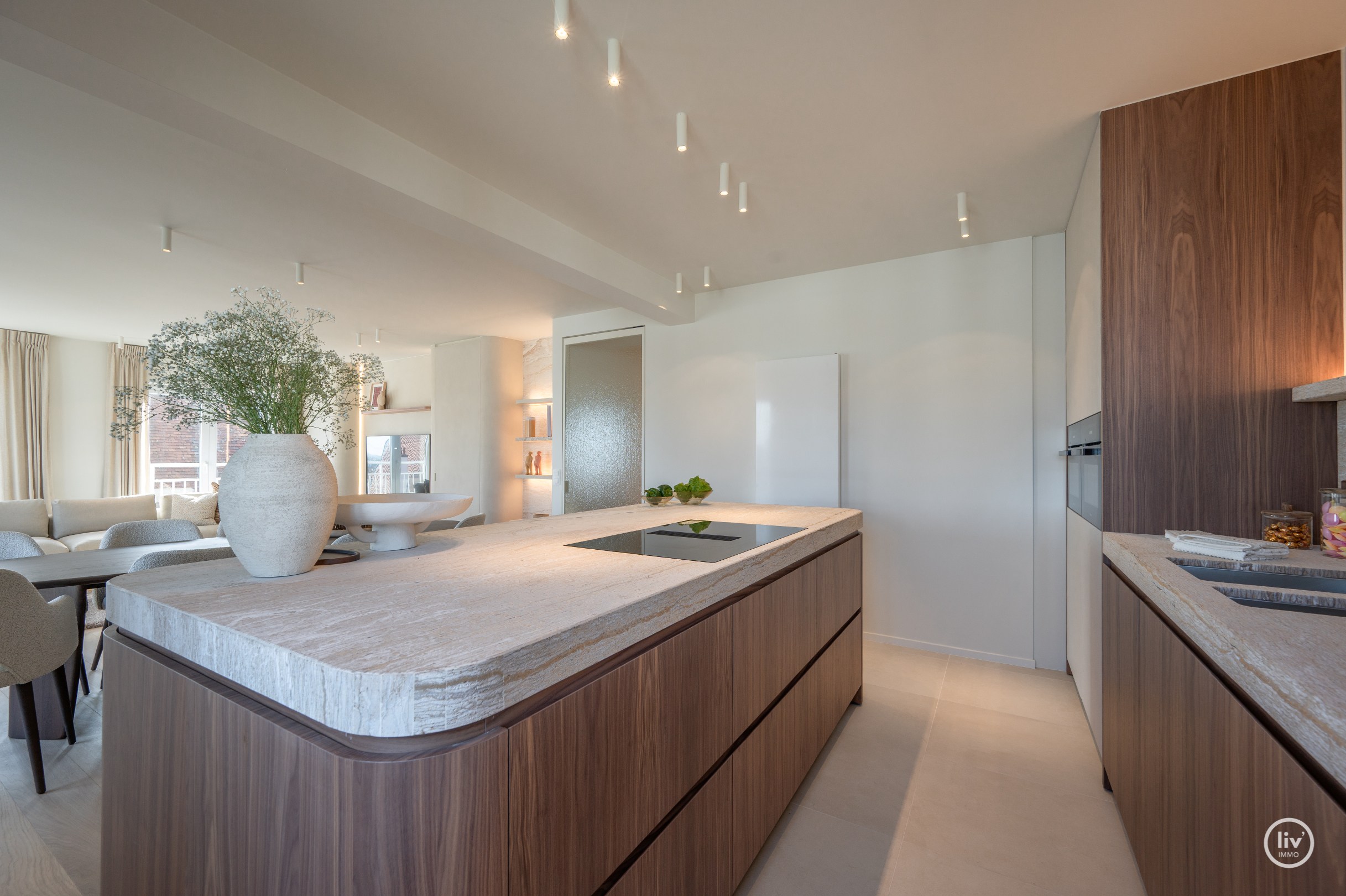 Zeer luxueus gerenoveerd 4 slaapkamer hoekappartement ideaal gelegen te Duinbergen genietend van zeezicht. 