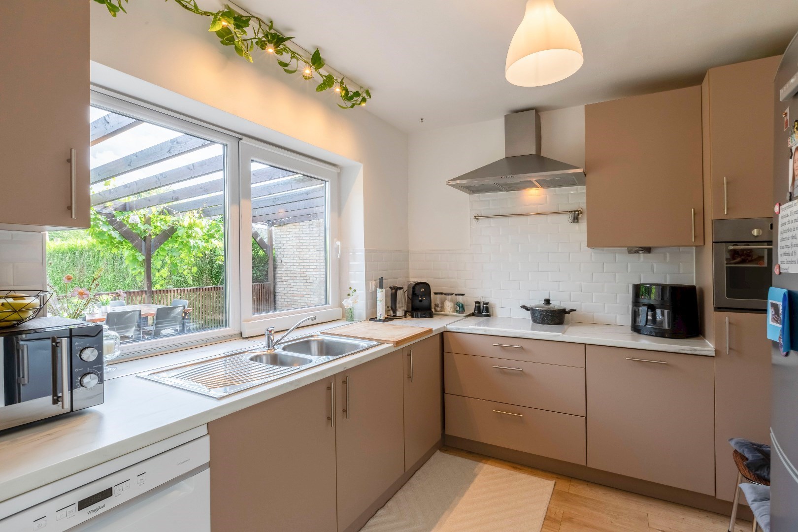 Gerenoveerde gezinswoning met 4 slpks en aangename tuin 