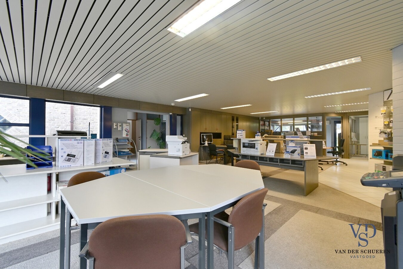 Ruim handelspand met penthouse in villastijl 