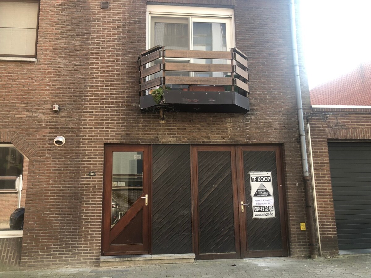 Handelsgelijkvloers, met mooie  etalage,  grote kelder 
