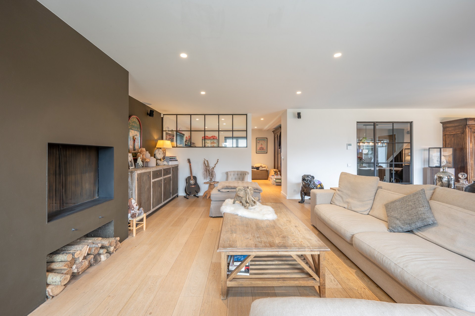 prachtig gerenoveerde alleenstaande villa geniet van een uitstekende centrale ligging, op slechts enkele minuten van het centrum van Knokke. 