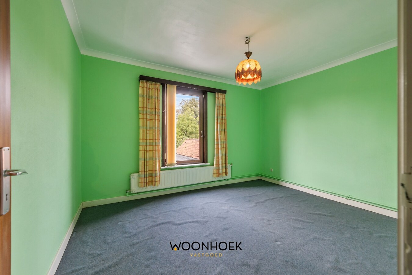 Halfopen bebouwing met 3 slaapkamers &amp; zij-ingang. 