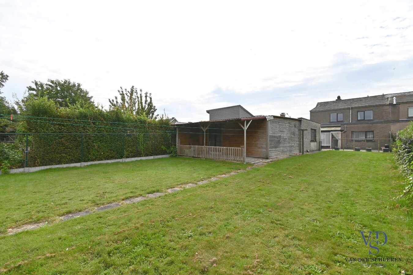 Bijzonder ruime, praktisch ingedeelde gezinswoning 