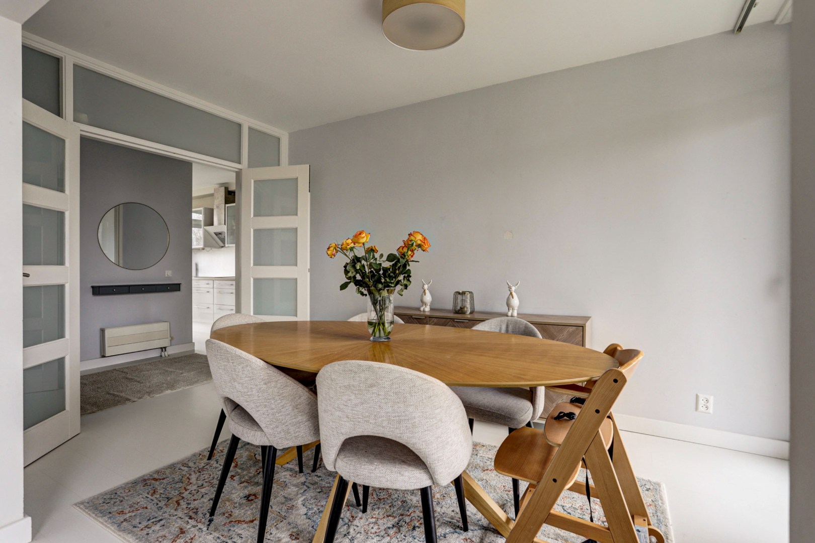 Instapklaar en verzorgd  3-(voorheen 4) kamer hoek- appartement op de tweede verdieping met 2 slaapkamers, 2 balkons, moderne keuken en is gelegen op eigen grond. 