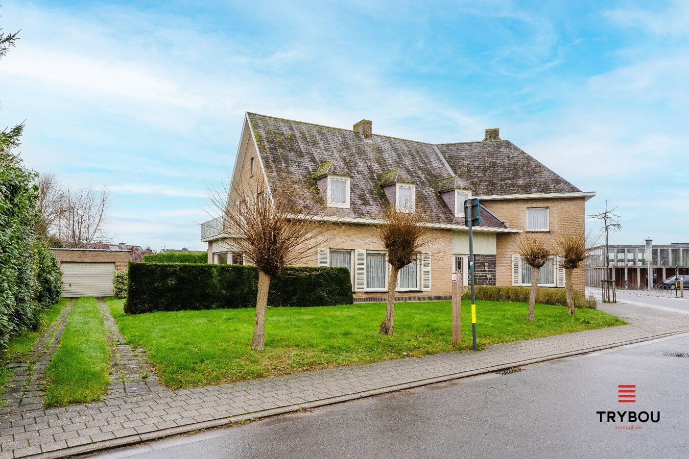 Ruime woning op groot perceel van 573 m² te Merkem. 