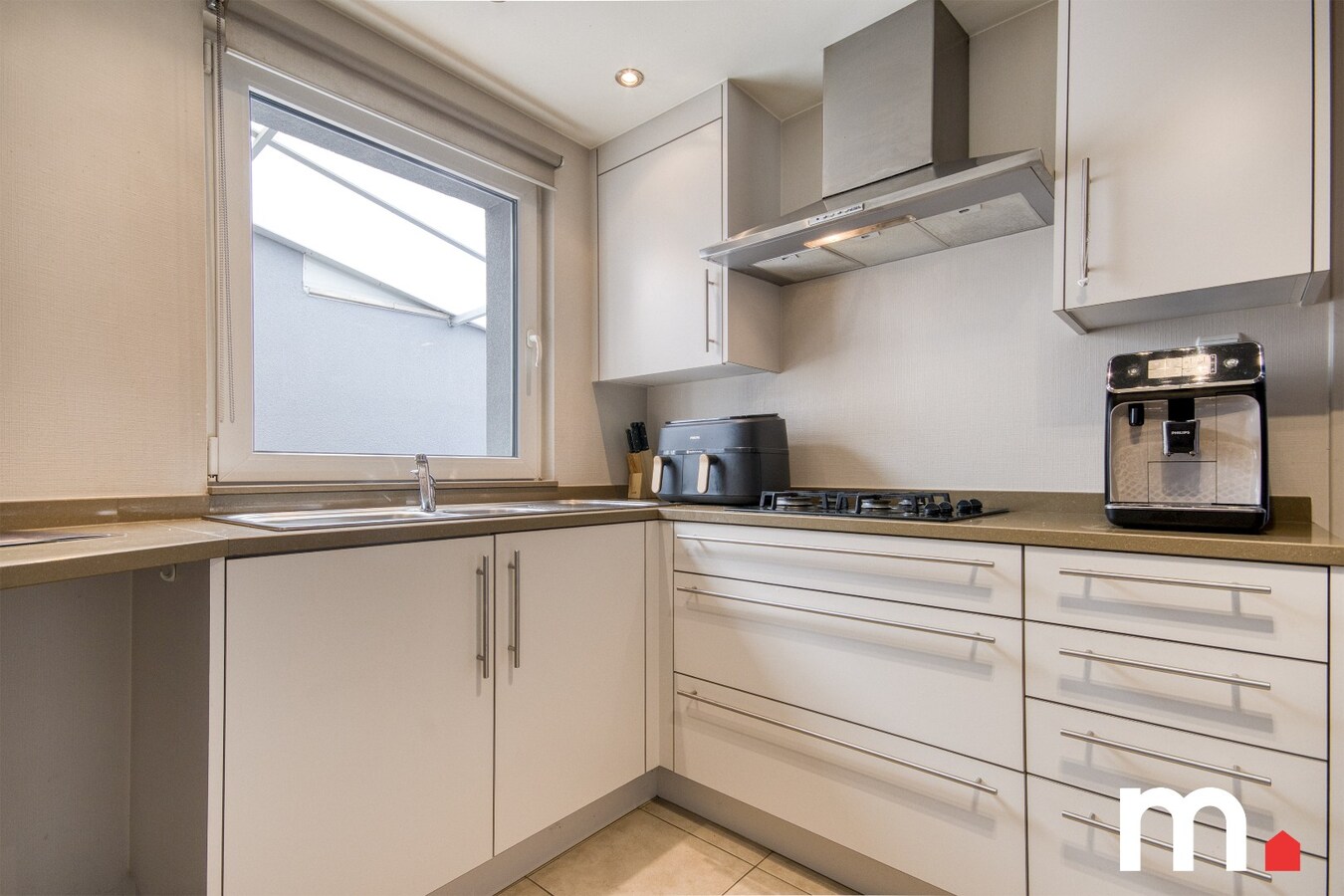 Instapklare woning te Ingelmunster met garage en uitweg achteraan! 