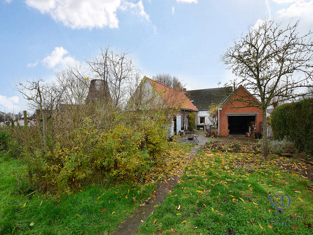 Karaktervolle, te renoveren woning (op bijna 900 m²). 