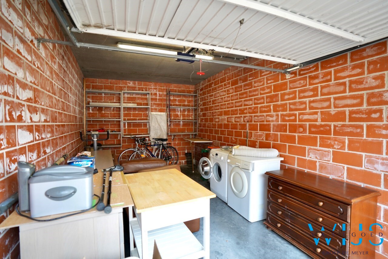 Instapklaar appartement met garage te Oosteeklo ! 