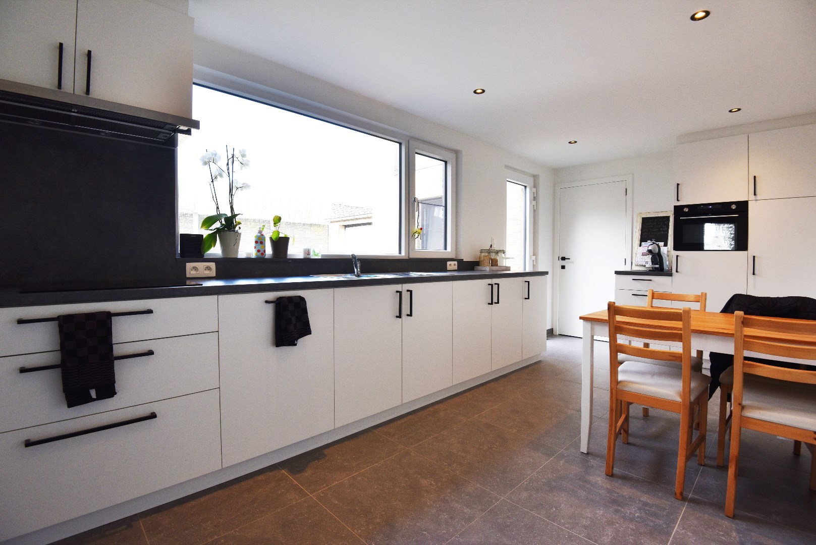 Gerenoveerde open bebouwing met 3 slaapkamers, terras en garage 