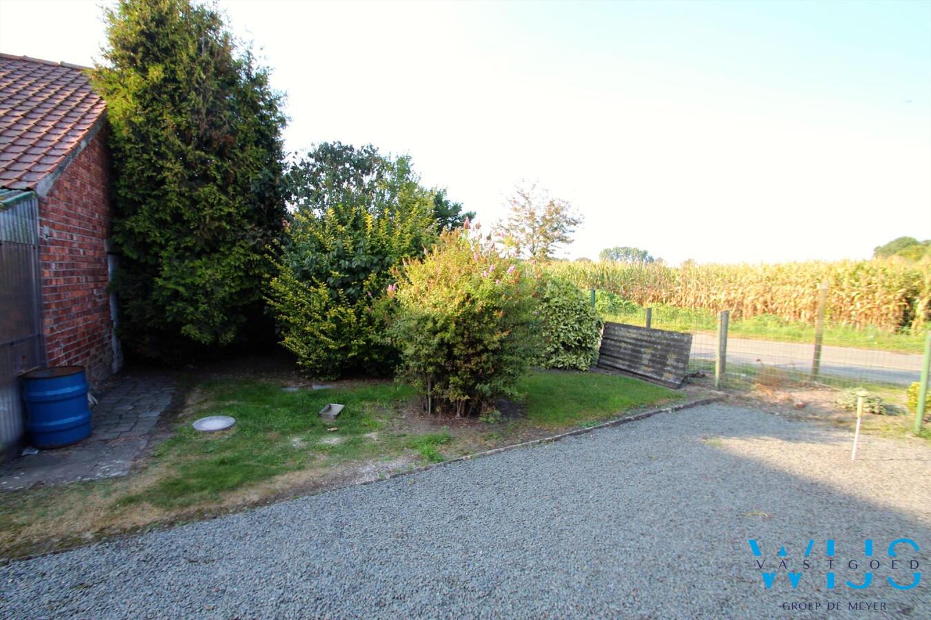 Op te frissen half- open bebouwiing op een perceel van 295m² 