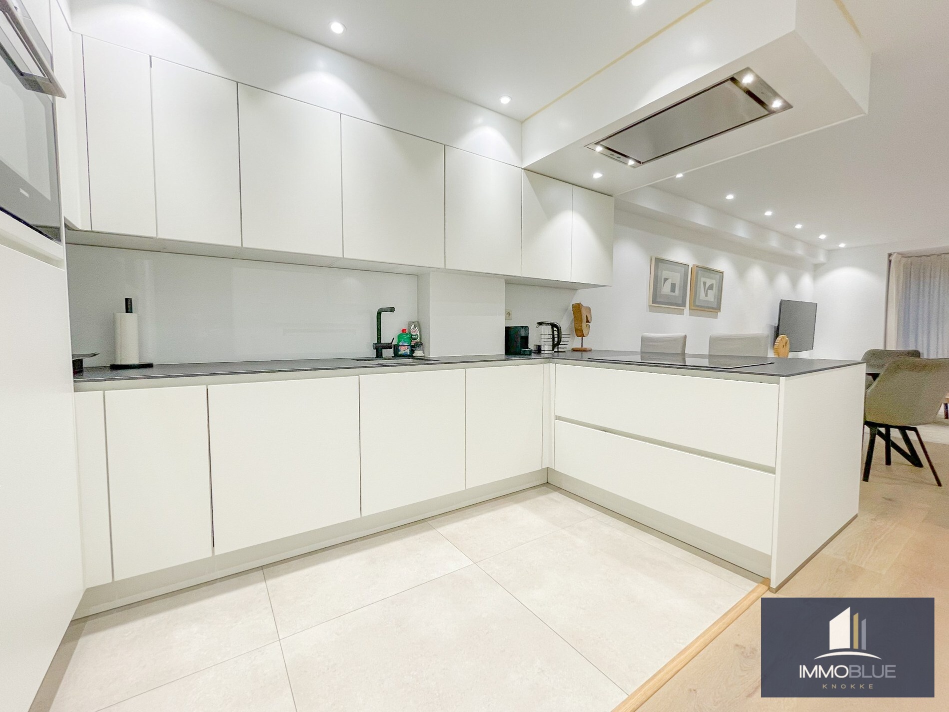 Appartement entièrement rénové, situé à deux pas de la mer. 