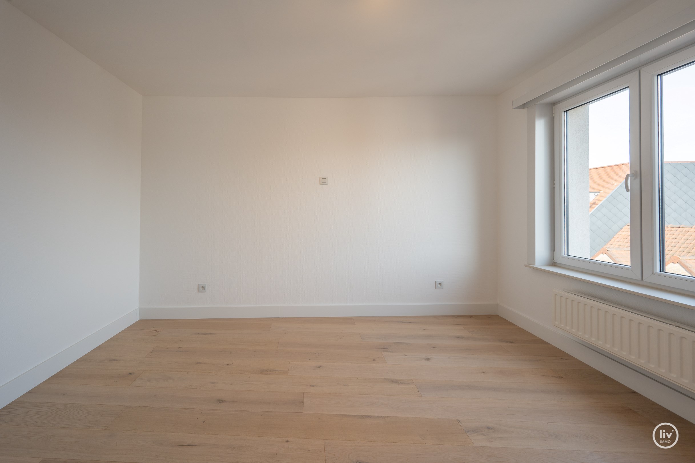 Ruim hoekappartement gelegen nabij de Lippenslaan, het station en Duinenwater. 