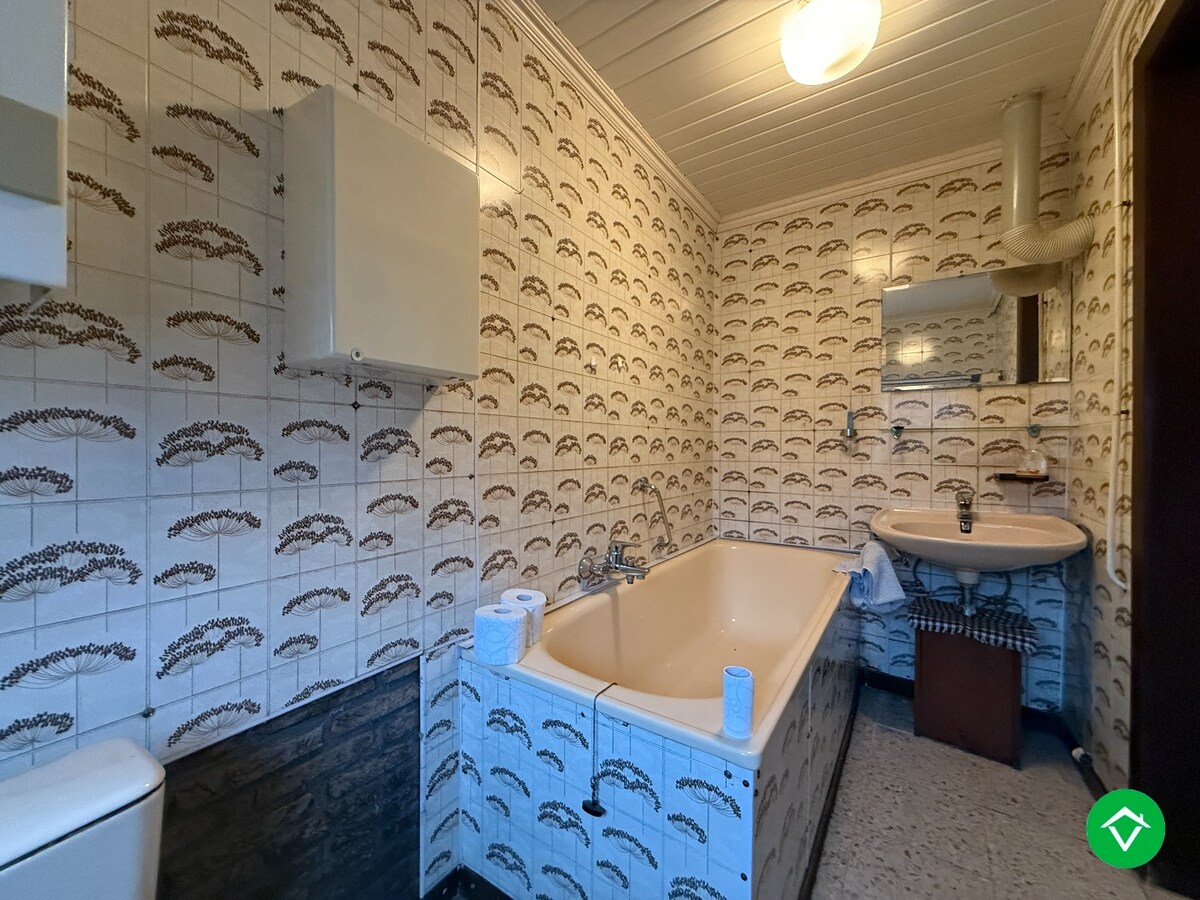 Ruime woning met 5 slaapkamers, garage en diepe tuin te Houthulst 