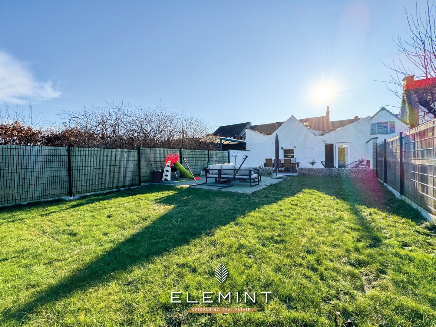 Gezinswoning met aanpalende magazijn en mooie tuin 