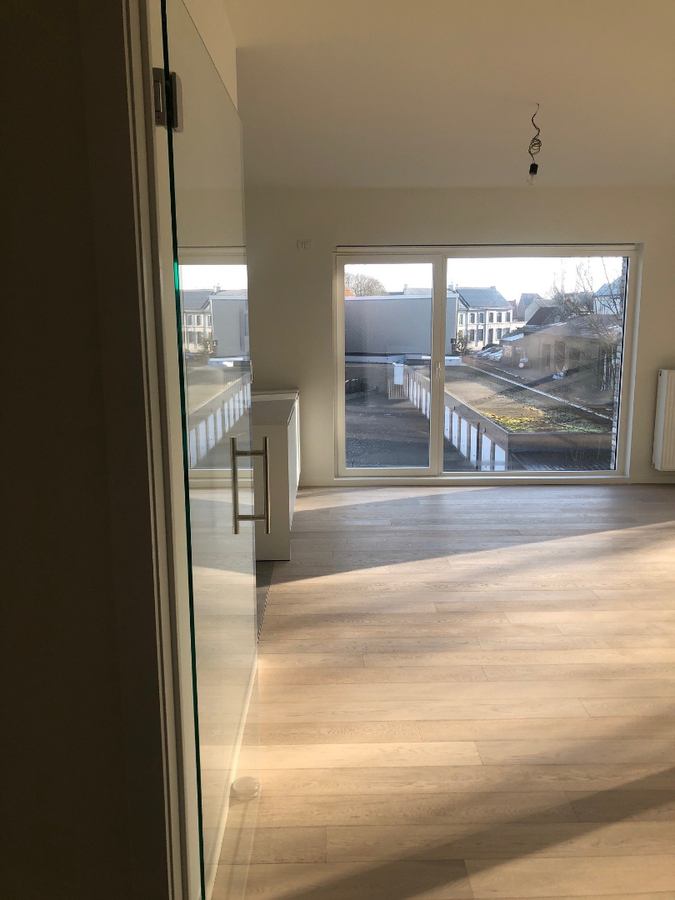 Prachtig nieuwbouwappartement  (geen vaste kosten; met ondergrondse staanplaats voorzien van oplaadmogelijkheid voor elektrische wagen). 