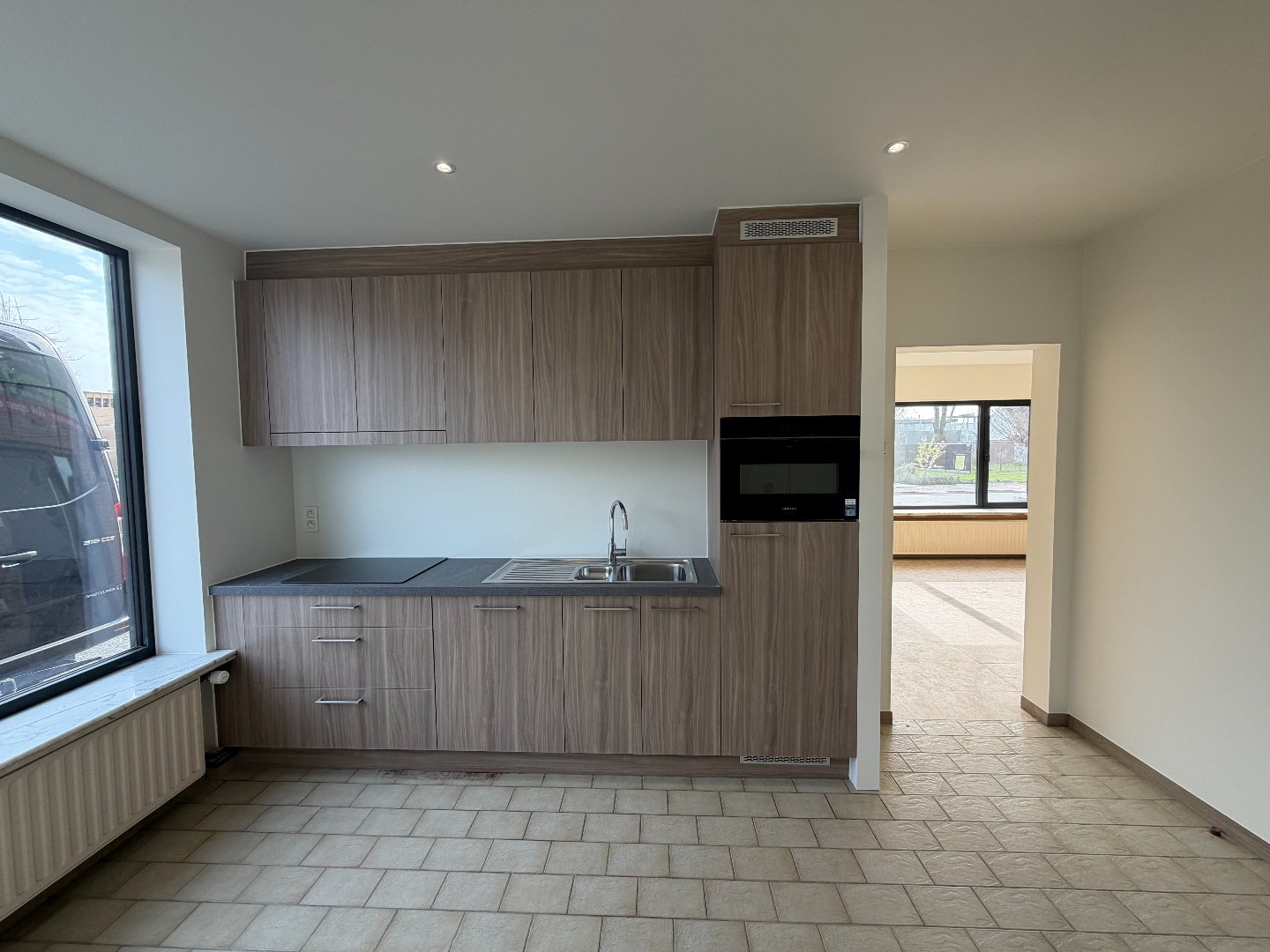 Ruime woning met twee slaapkamers en garage te Sint-Eloois-Vijve 