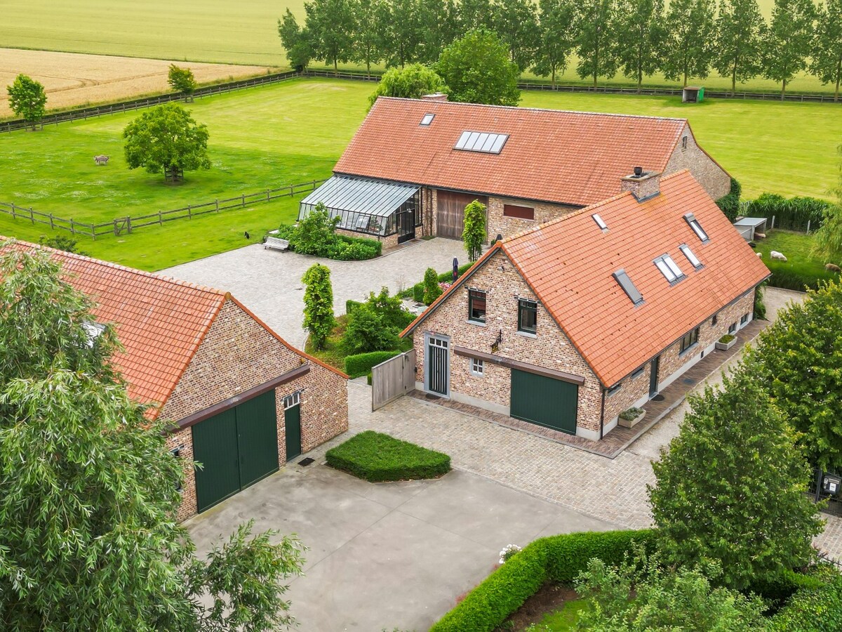 Unieke vierkantshoeve op toplocatie in Heuvelland te koop! 