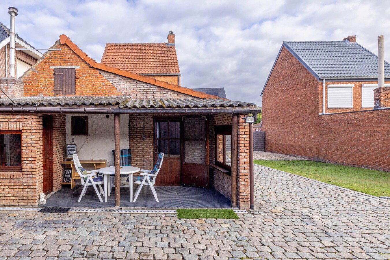 Gezinswoning met 2/3 slpks, ruime tuin en magazijn 