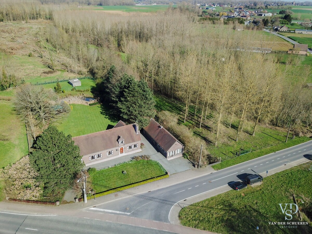 Exceptioneel landhuis met bijgebouw in groene omgeving 