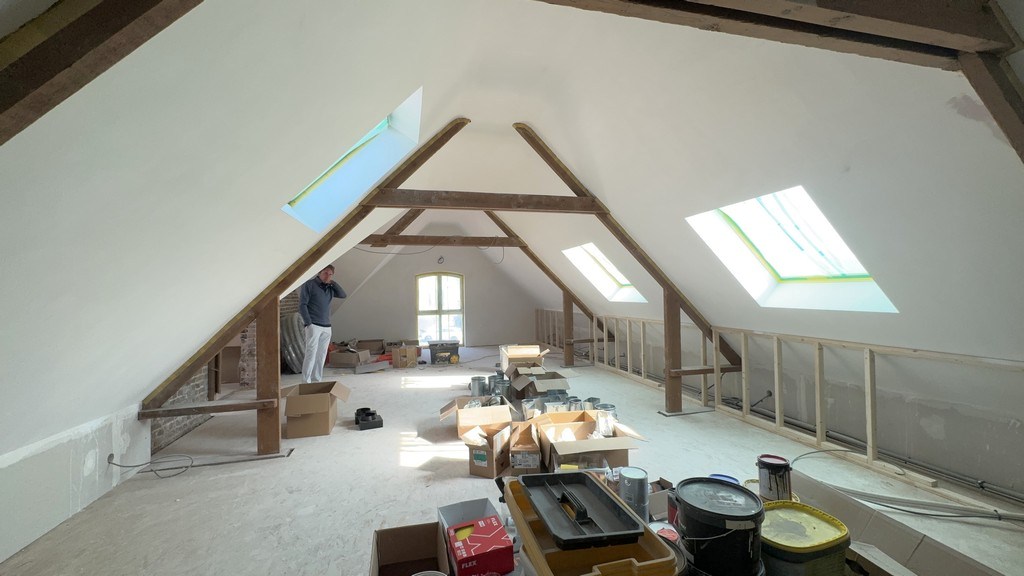 Kantoor te huur in prachtig gerenoveerde vierkantshoeve te Zwijnaarde