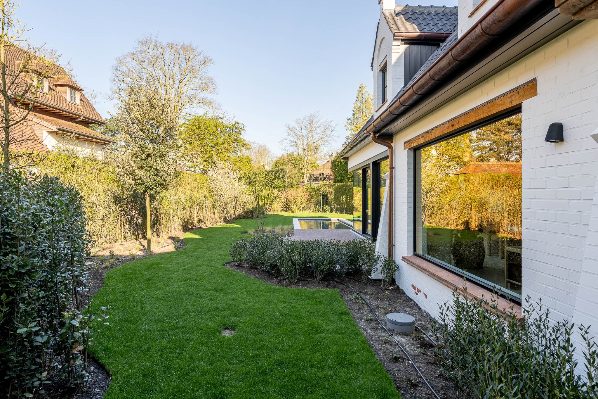 Luxueus gerenoveerde koppelvilla met zwembad in de Noordzeelaan te Knokke. 