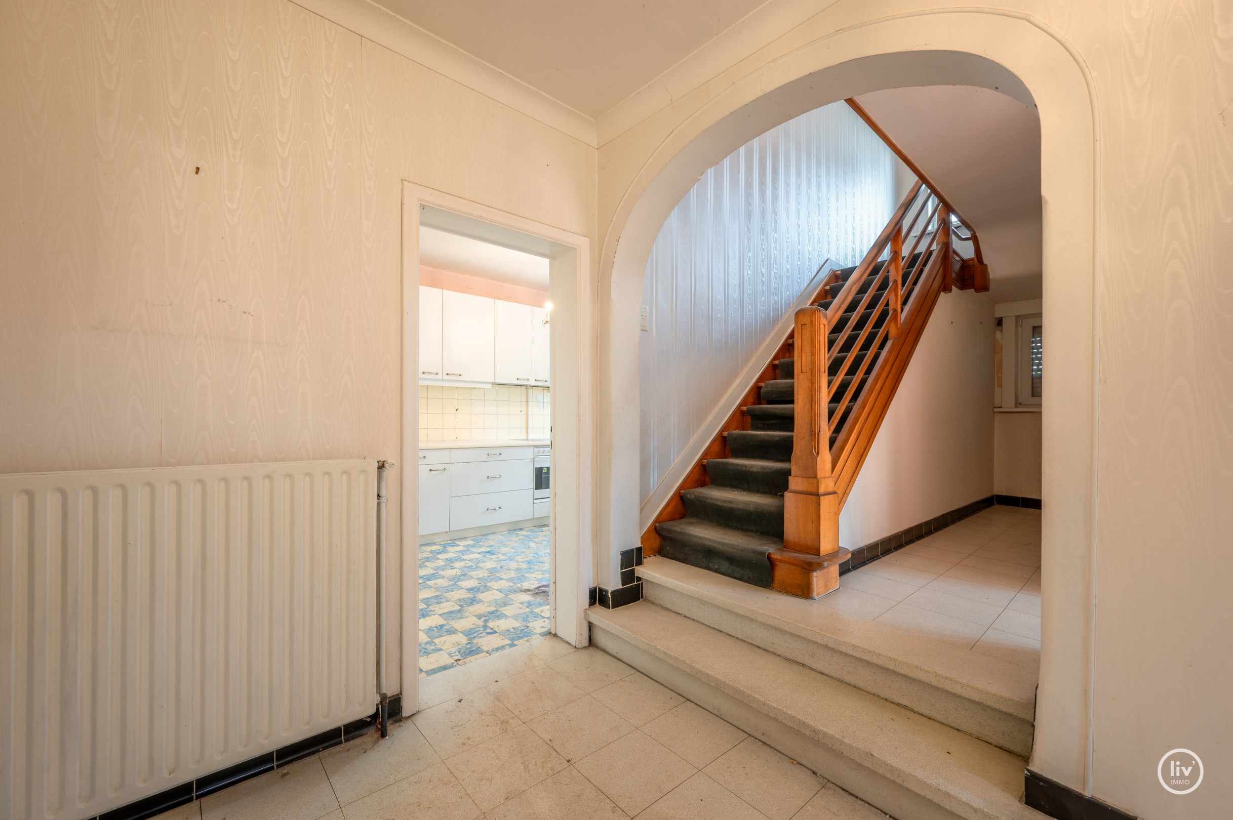 Charmante villa jumelée à rénover dans un emplacement de premier choix à Knokke, le long de la prestigieuse avenue Elisabeth et à distance de marche de la plage et du casino (avec garage intégré). 