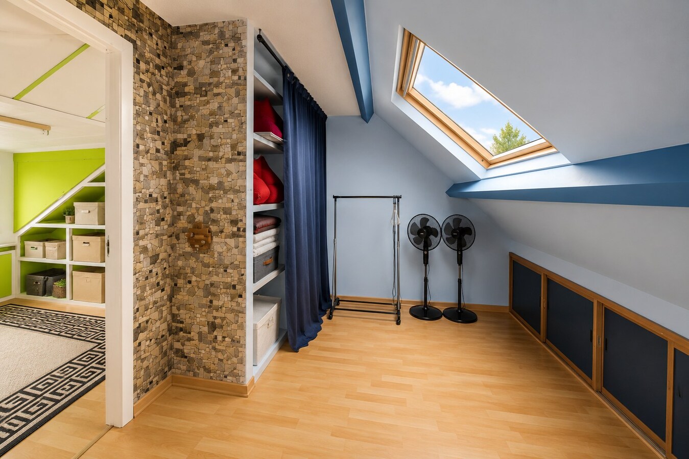 Te koop: uitzonderlijk ruime woning op centrale ligging met 6 slaapkamers, 3 badkamers én stadstuin! 
