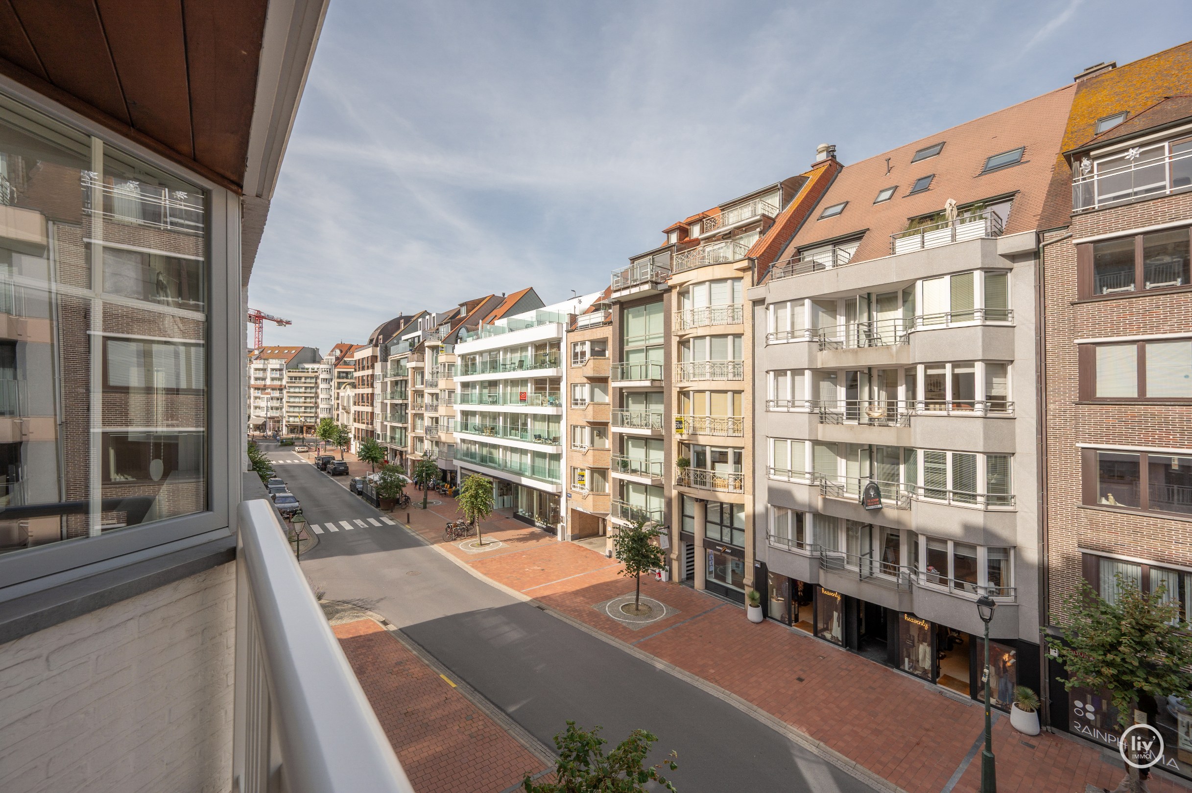 Appartement exceptionnellement spacieux avec une largeur de façade exceptionnelle et une superficie totale de 163 m², idéalement situé sur l'avenue Dumortier à Knokke. 