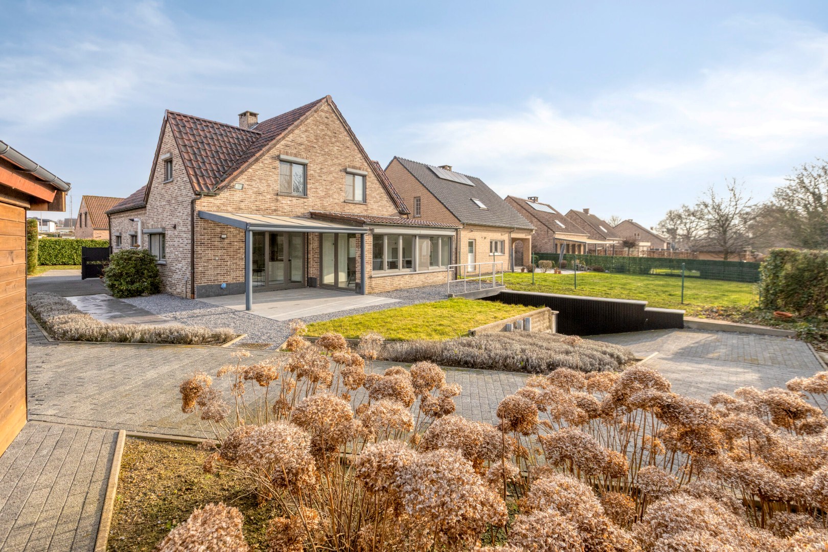 tuin en terras met inrit naar garage