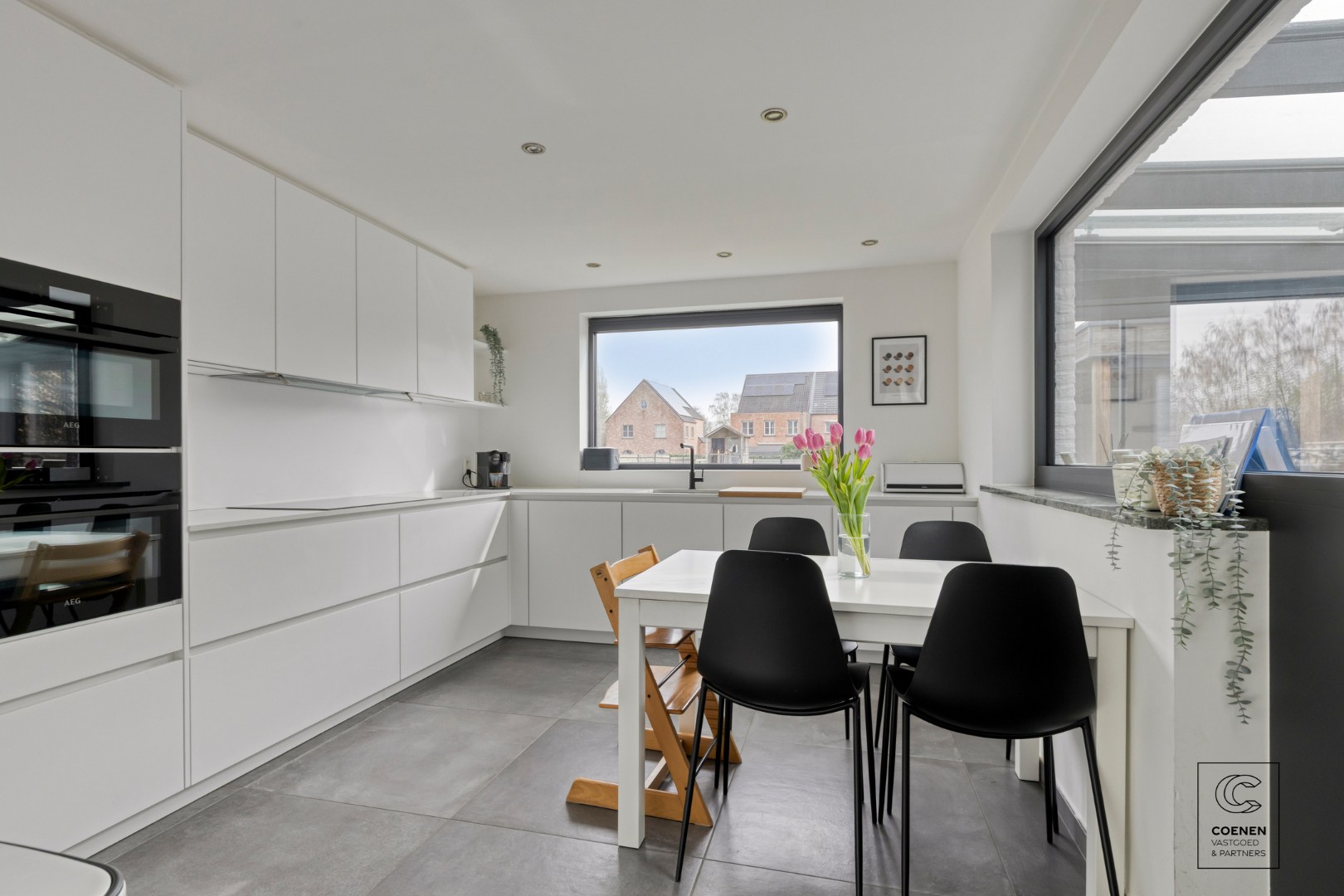 Gerenoveerde woning met 4 à 5 slpk's op een gunstige ligging te Oelegem! 