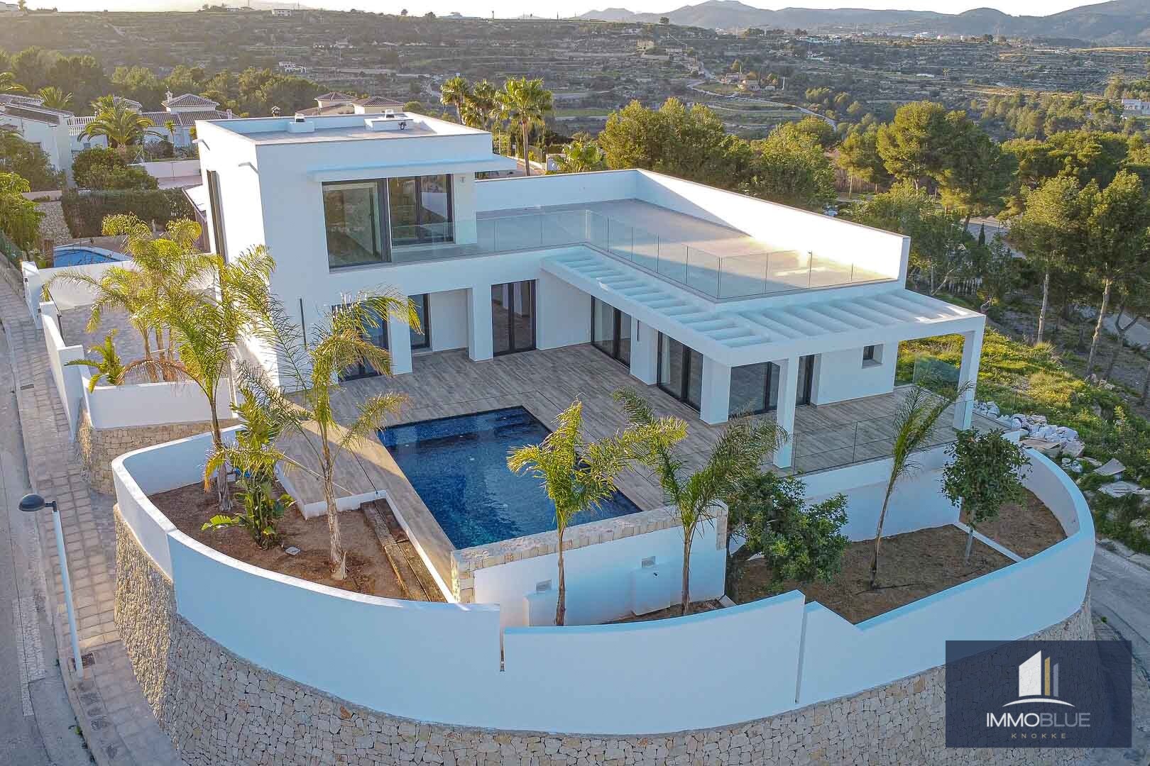 Villa nouvellement construite avec une orientation sud parfaite dans le cadre verdoyant de Moraira; 